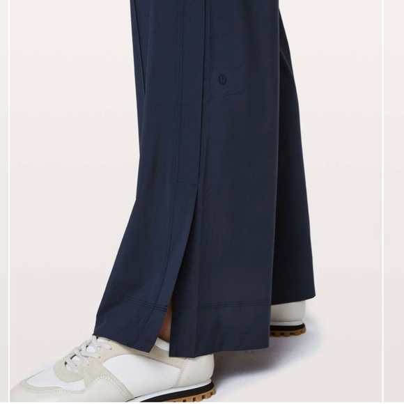 Lululemon Wanderer Wide Leg Pant Navy Blue size 2 - Picture 4 of 8
